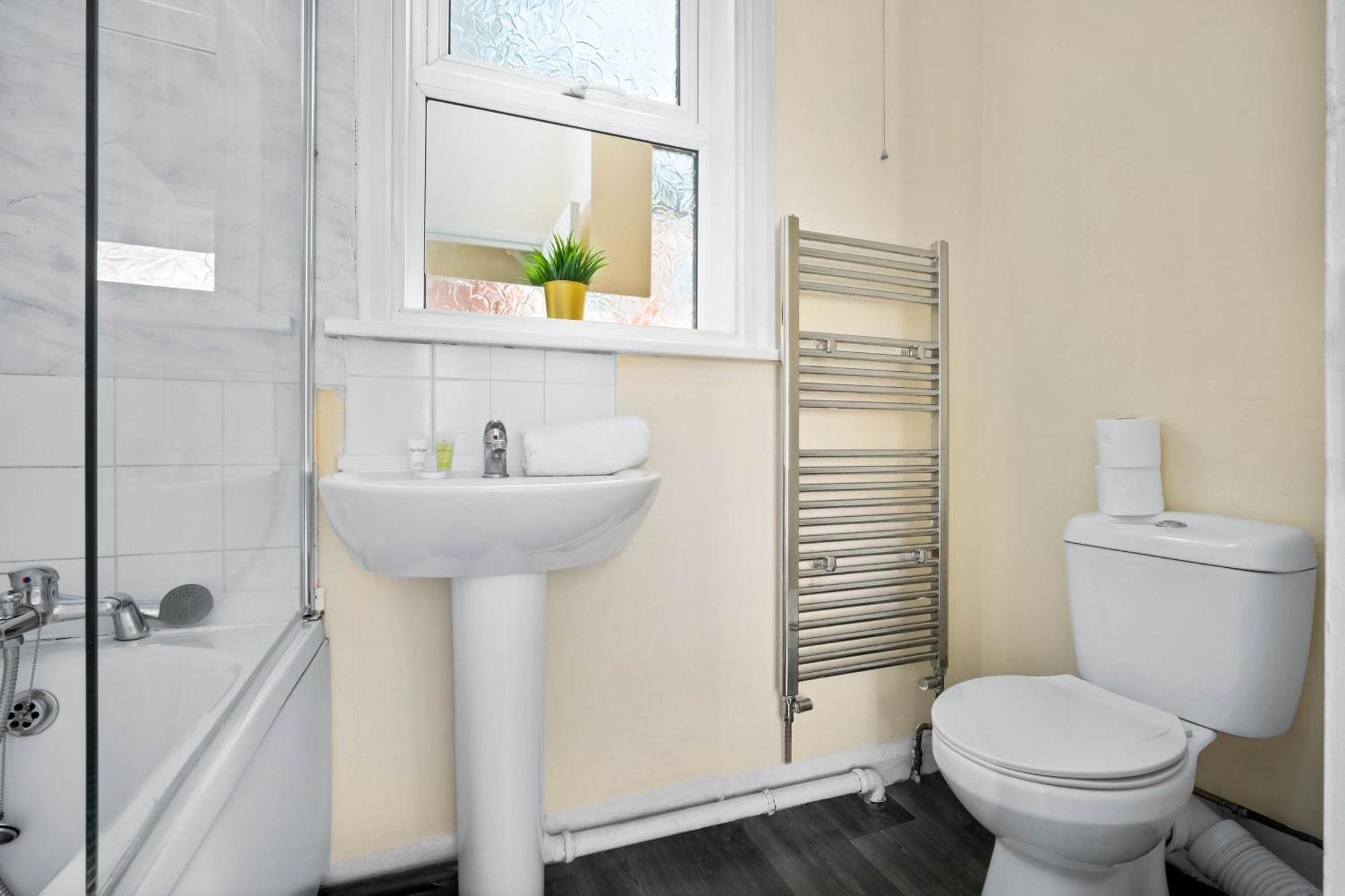 Two Bedroom Apartment - Single Beds - Accommodates 3 - Street Parking - Top Rated -Wbb West Bromwich Zewnętrze zdjęcie
