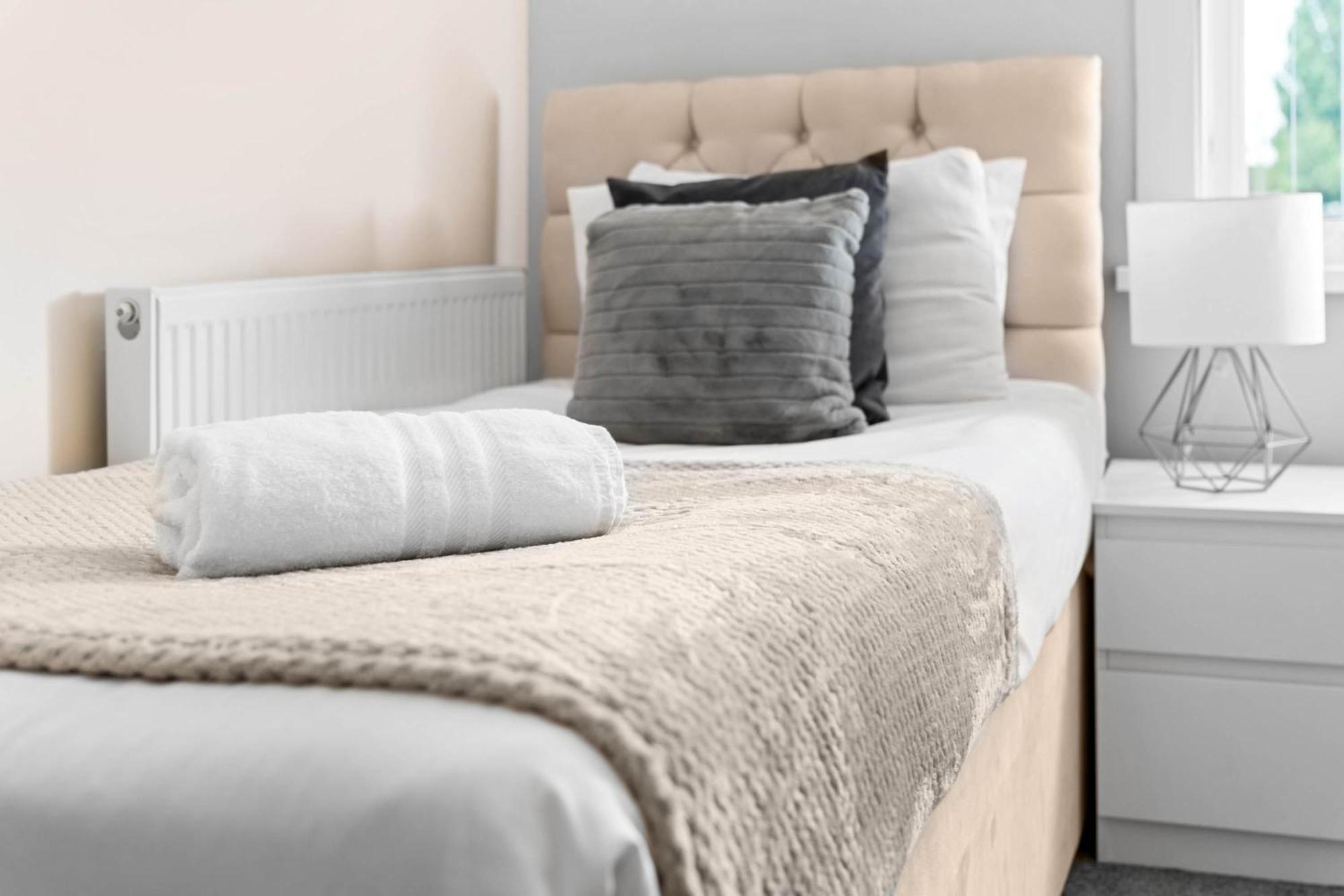 Two Bedroom Apartment - Single Beds - Accommodates 3 - Street Parking - Top Rated -Wbb West Bromwich Zewnętrze zdjęcie