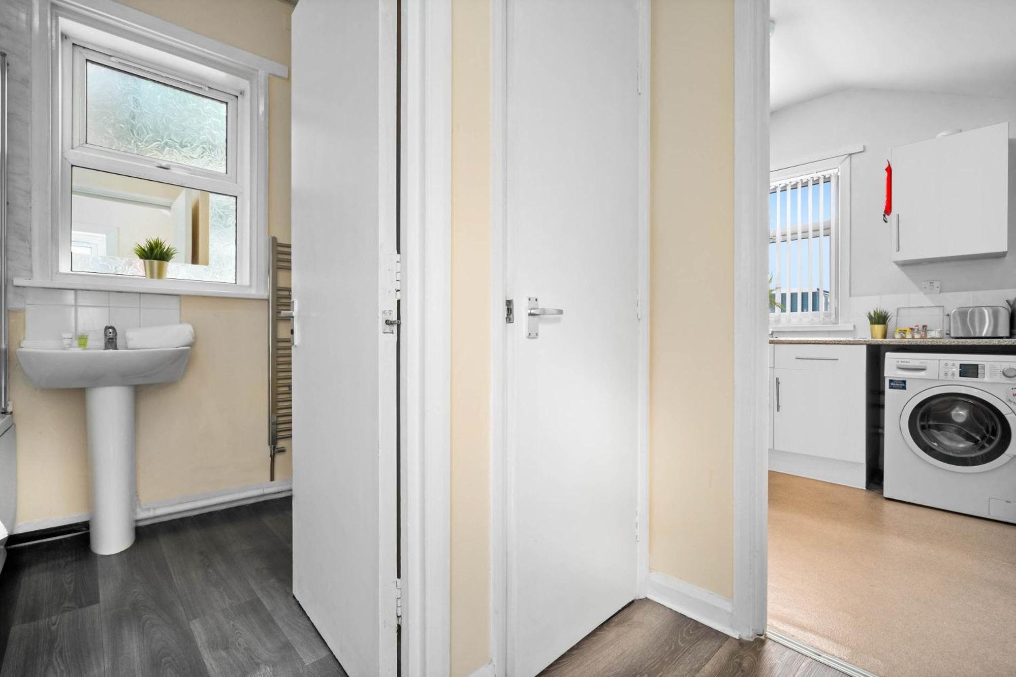Two Bedroom Apartment - Single Beds - Accommodates 3 - Street Parking - Top Rated -Wbb West Bromwich Zewnętrze zdjęcie
