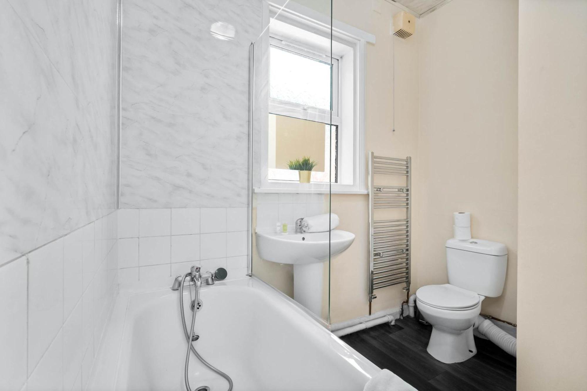 Two Bedroom Apartment - Single Beds - Accommodates 3 - Street Parking - Top Rated -Wbb West Bromwich Zewnętrze zdjęcie