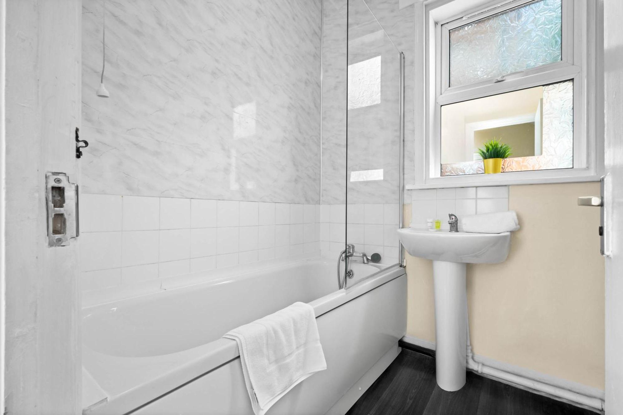 Two Bedroom Apartment - Single Beds - Accommodates 3 - Street Parking - Top Rated -Wbb West Bromwich Zewnętrze zdjęcie