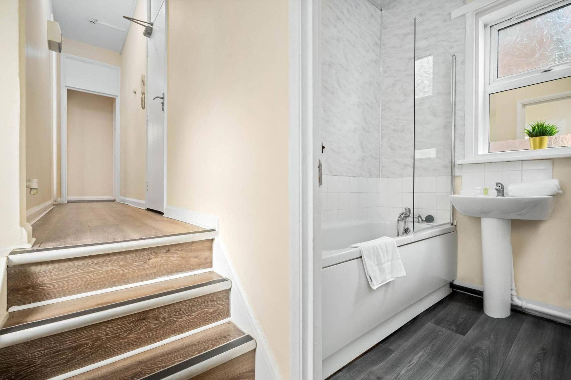 Two Bedroom Apartment - Single Beds - Accommodates 3 - Street Parking - Top Rated -Wbb West Bromwich Zewnętrze zdjęcie